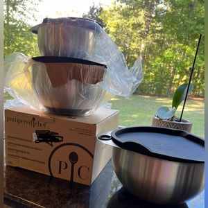 Pampered Chef metal mixing bowls set of 3 with lids